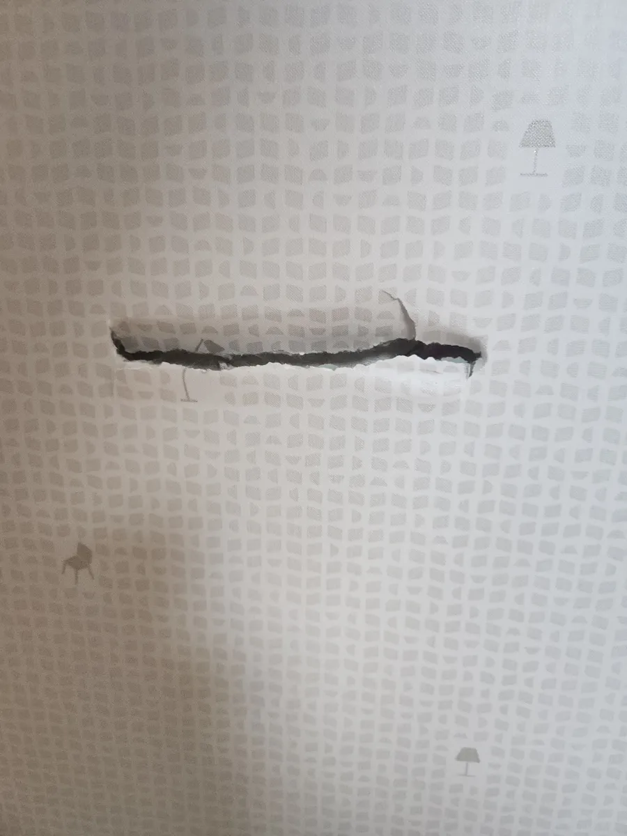 찢어진 벽지·파인 석고벽 메꿈 후 부분 보수 — 시공 전